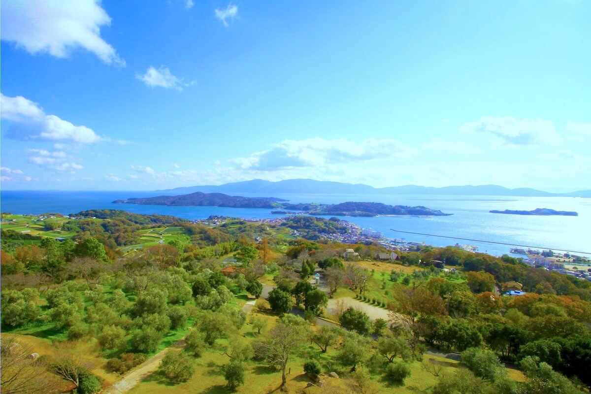 ここが“日本のエーゲ海”！絶景もカフェも楽しめる『牛窓オリーブ園