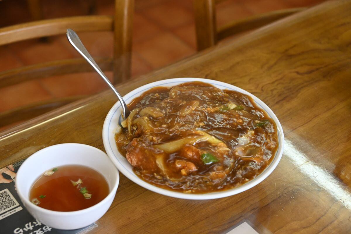 温品飯店カツカレー丼　900円