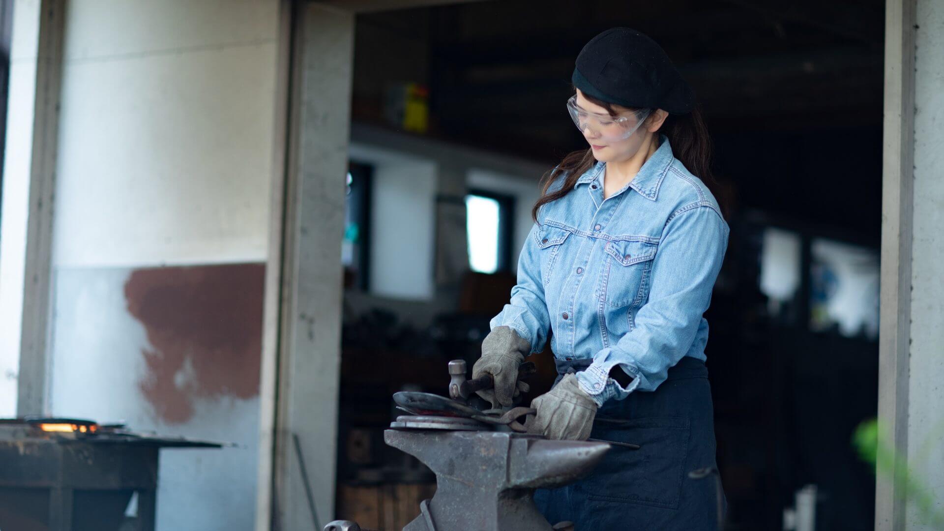 la forgerone decoration 鉄を打つ様子