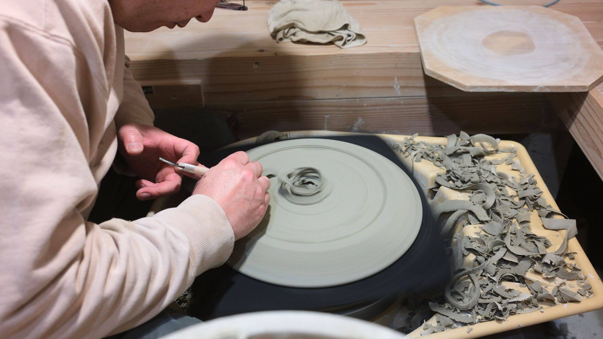 自在窯　ろくろを引く出嶋さん