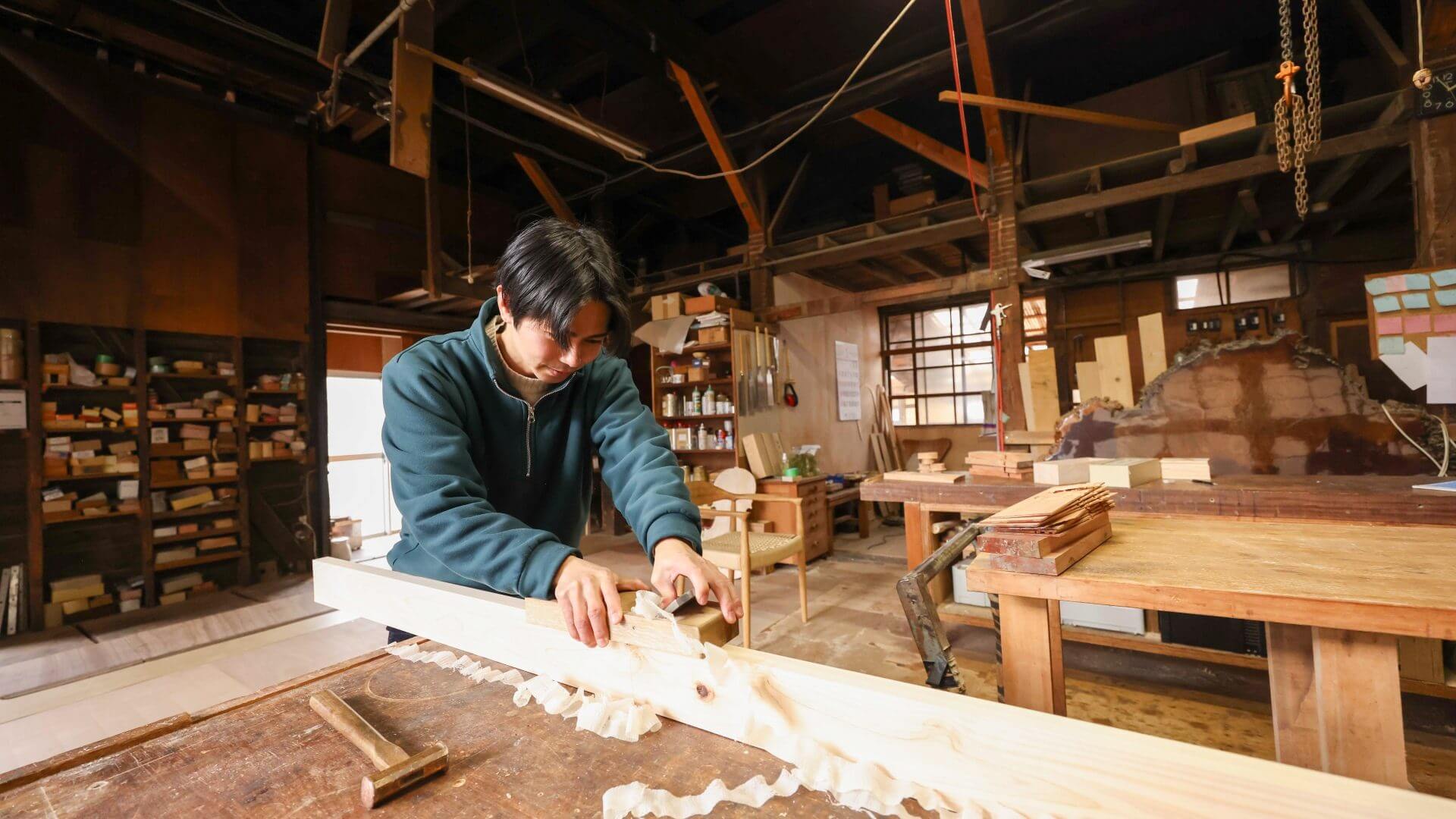 きくら　かんながけをする常藤さん