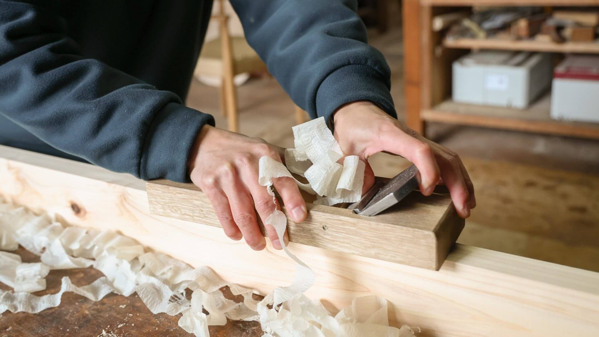 きくら　かんなを掛けている様子