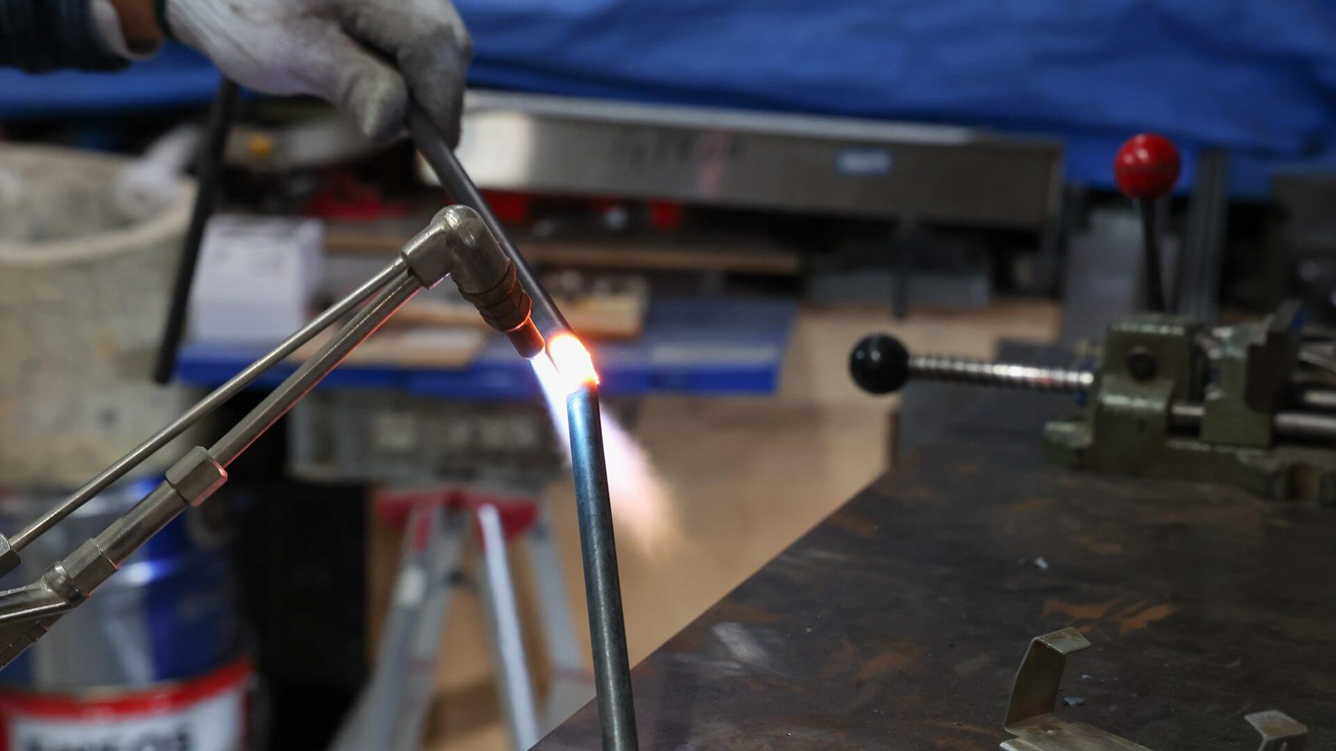 snug 鉄を加工する様子