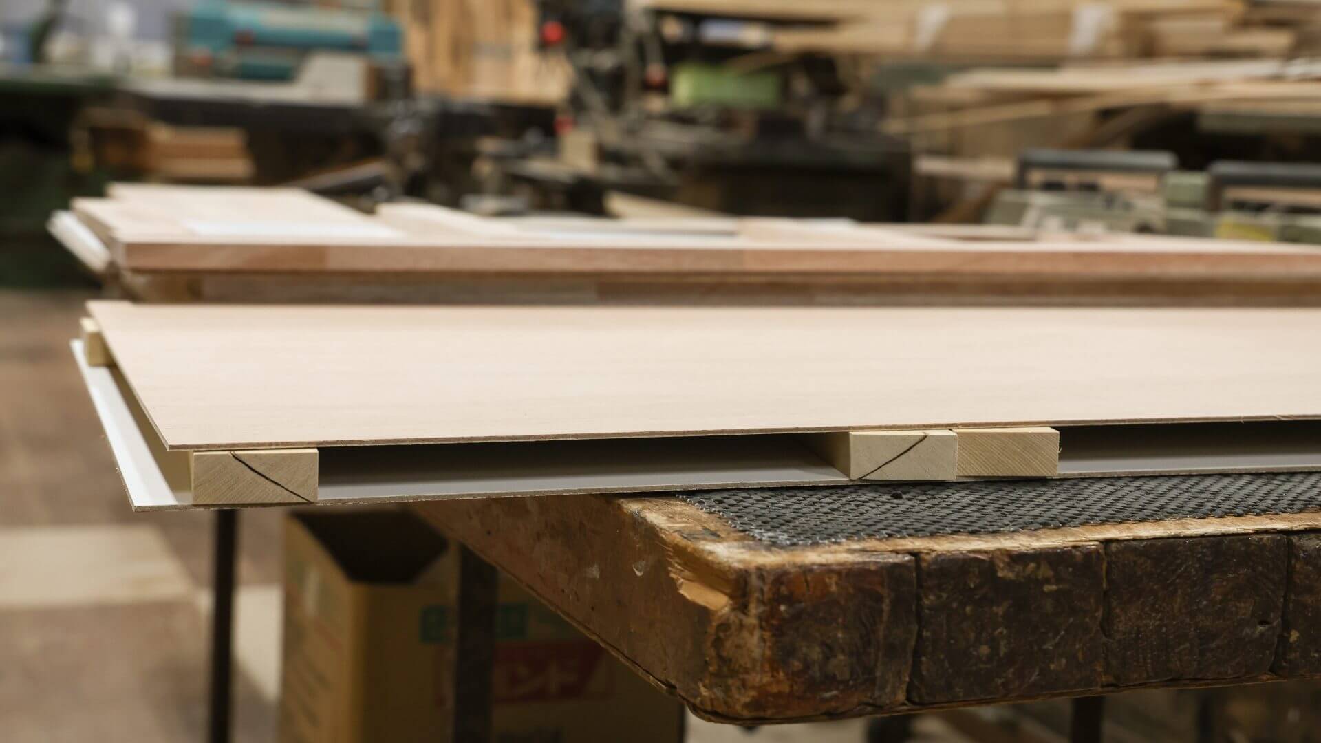 野地木工所　ベニヤを組む様子