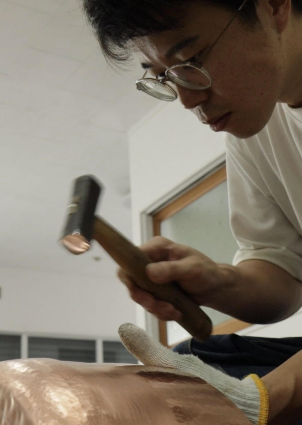 いゑもり　鍛金の様子