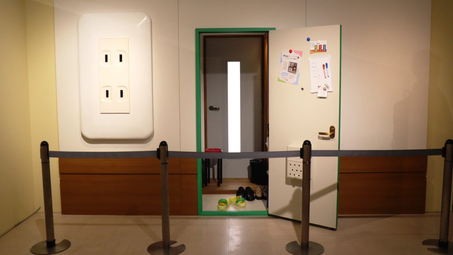 「こびとの玄関」巨大オブジェ