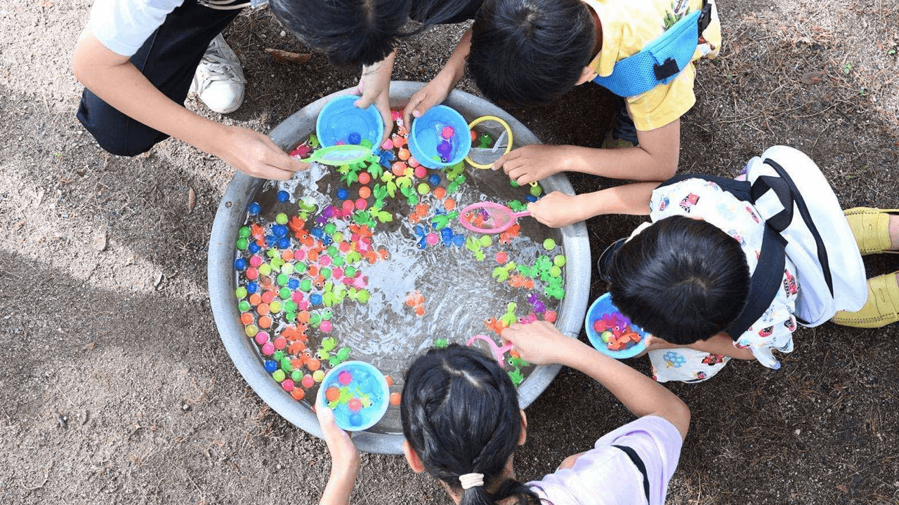 子どもたちがスーパーボールすくいをしている様子